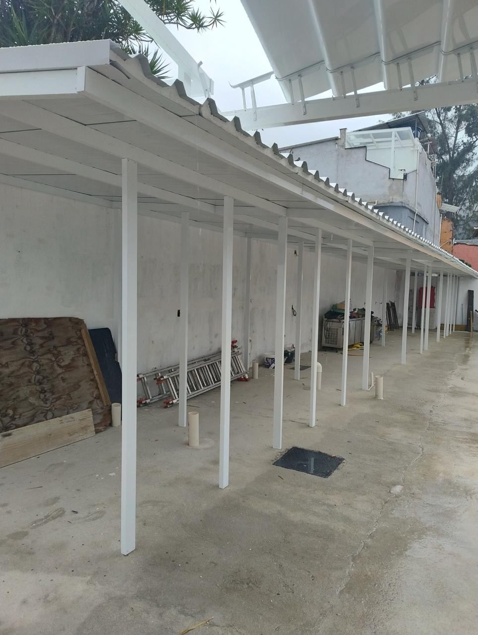 Cobertura fixa extensa em área comercial