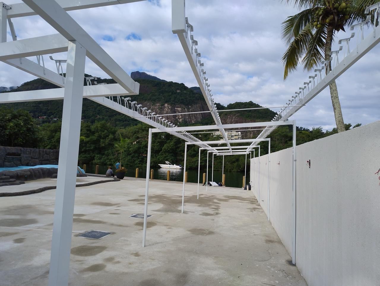 Estrutura de cobertura em área de lazer à beira da lagoa