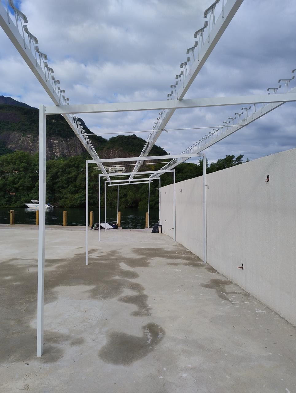 Estrutura metálica branca montada