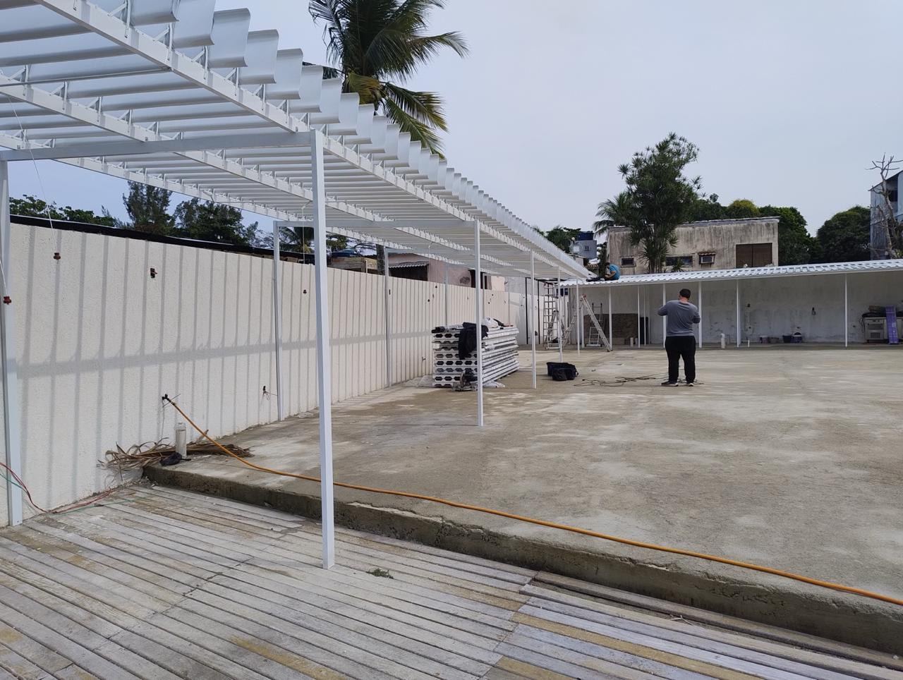 Equipe instalando as lâminas da cobertura