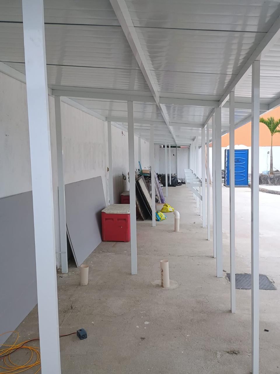 Cobertura fixa concluída ao longo do muro