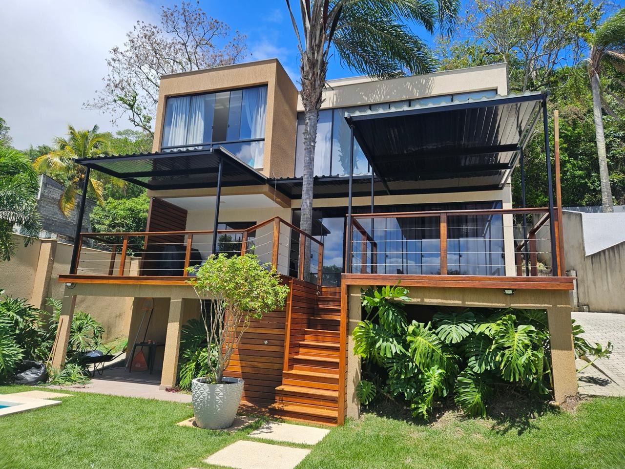 Casa com coberturas fixas nas varandas e piscina