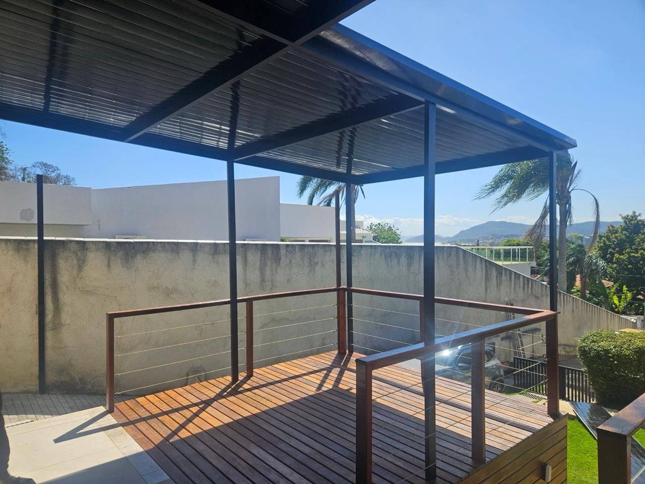 Deck com cobertura fixa e vista para as montanhas