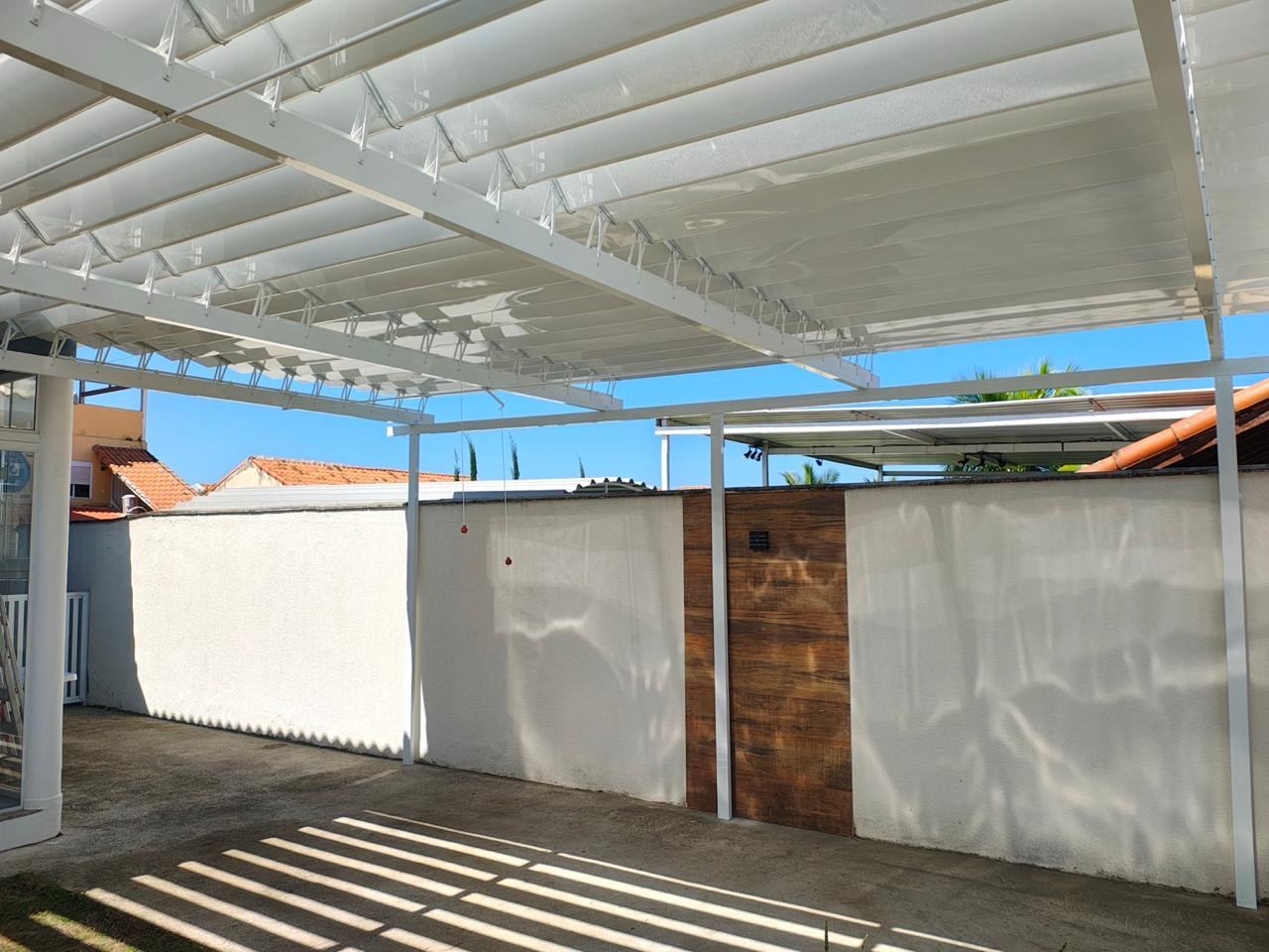 Garagem com cobertura retrátil branca